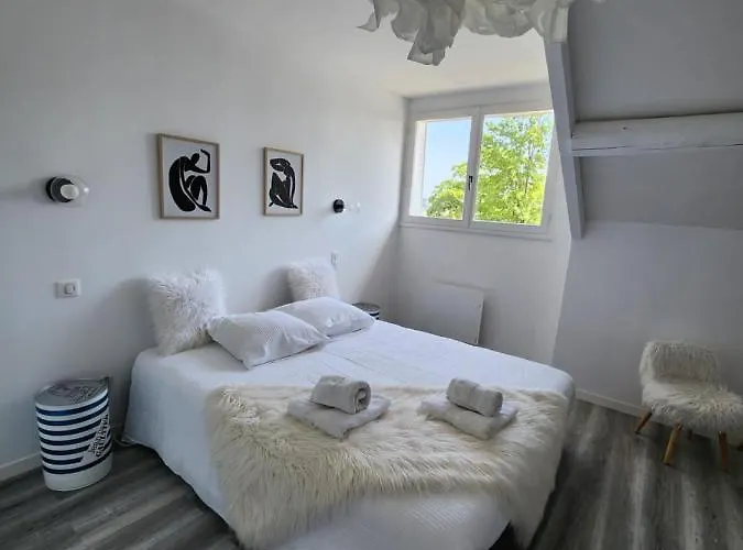 Villa Maison Face A L'abbaye D'hautvillers - 2 Bedrooms 2 Bathrooms, Parking *